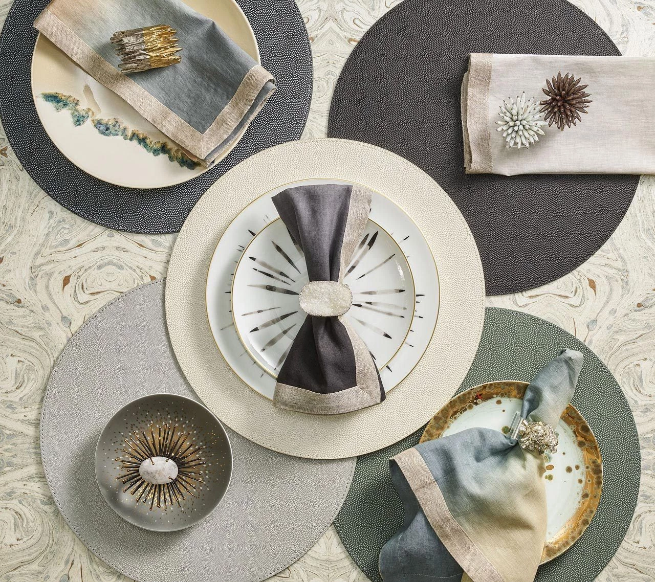 Kim Seybert THE TABLE DIP DYE NAPKIN GREY & BLACK 4 Kim Seybert THE TABLE DIP DYE NAPKIN GREY & BLACK